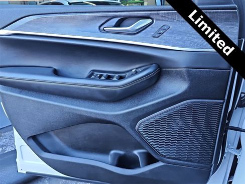 Used 2025 Jeep Grand Cherokee Limited w/ Luxury Tech Group II image 28