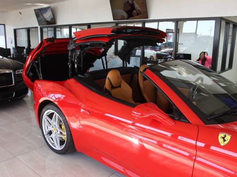Used 2016 Ferrari California T RWD image 9