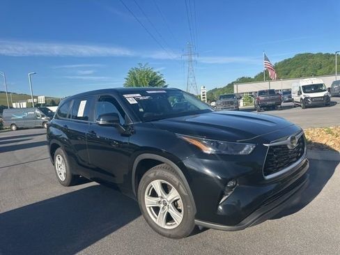 Used 2024 Toyota Highlander LE FWD image 9