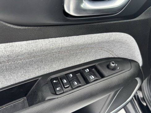 Used 2024 Jeep Compass Latitude image 11