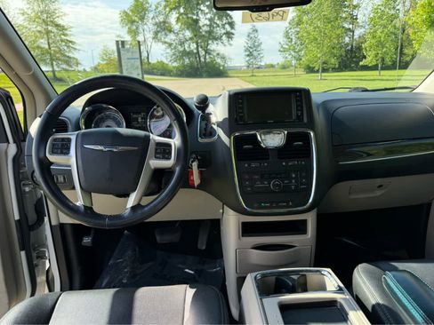 Used 2016 Chrysler Town & Country Touring FWD image 18