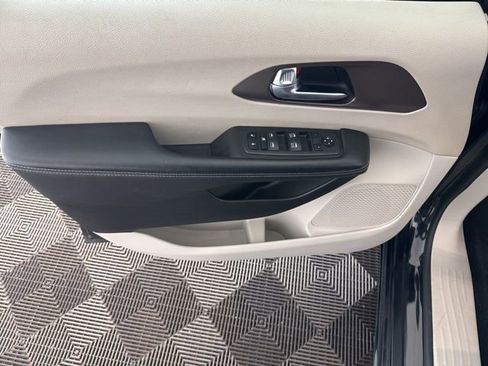 Used 2023 Chrysler Voyager LX FWD image 18