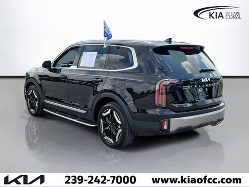 Certified 2025 Kia Telluride EX w/ EX Captain's Chair Package FWD image 4