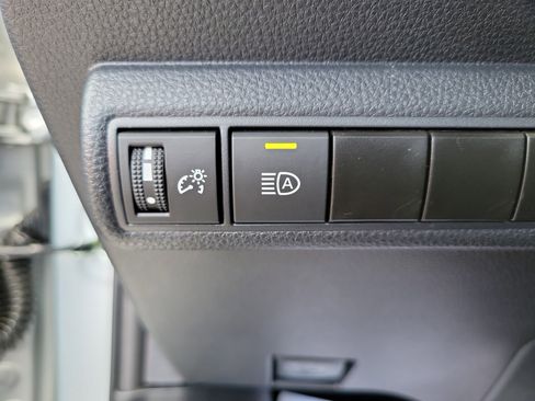 Used 2025 Toyota Corolla SE image 30