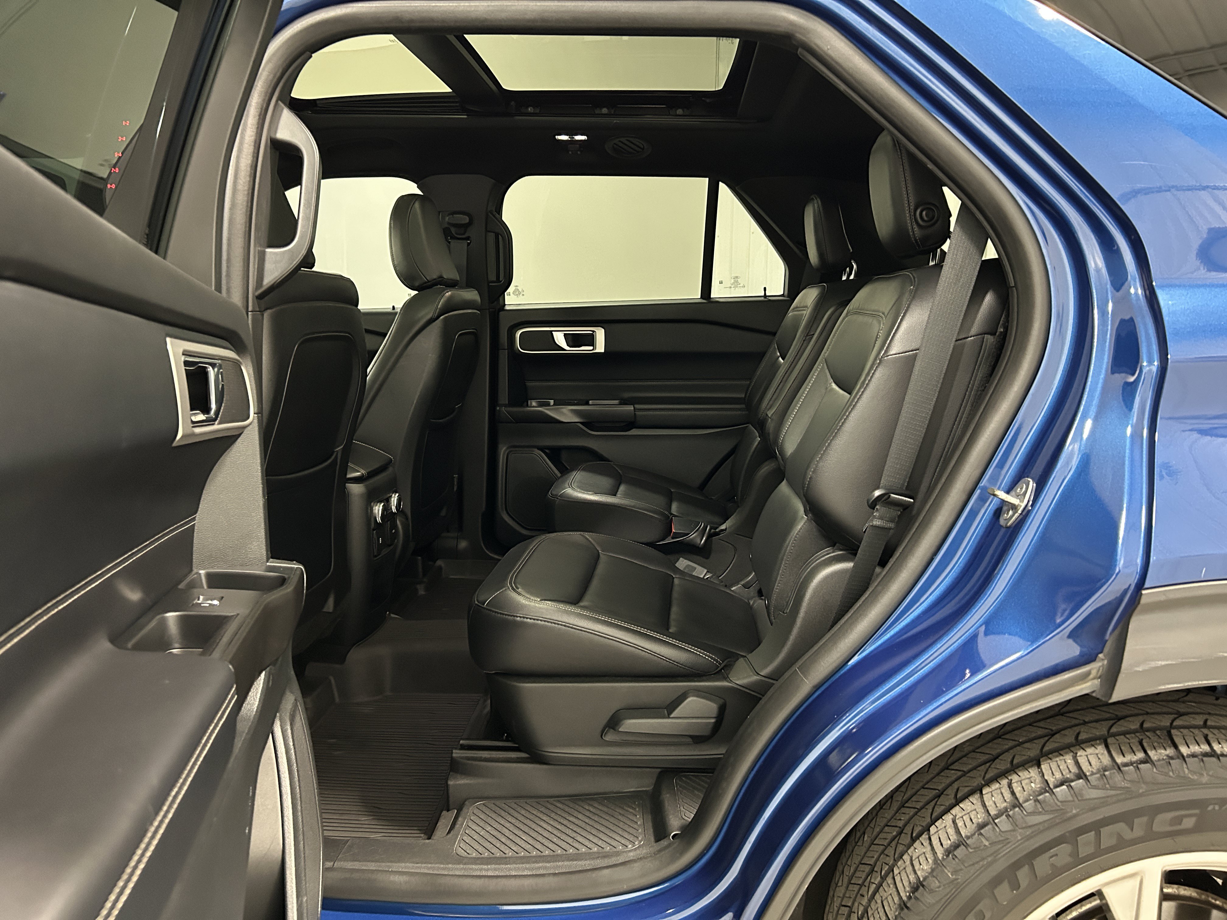 Used 2020 Ford Explorer XLT w/ Equipment Group 202A AWD/4WD image 29