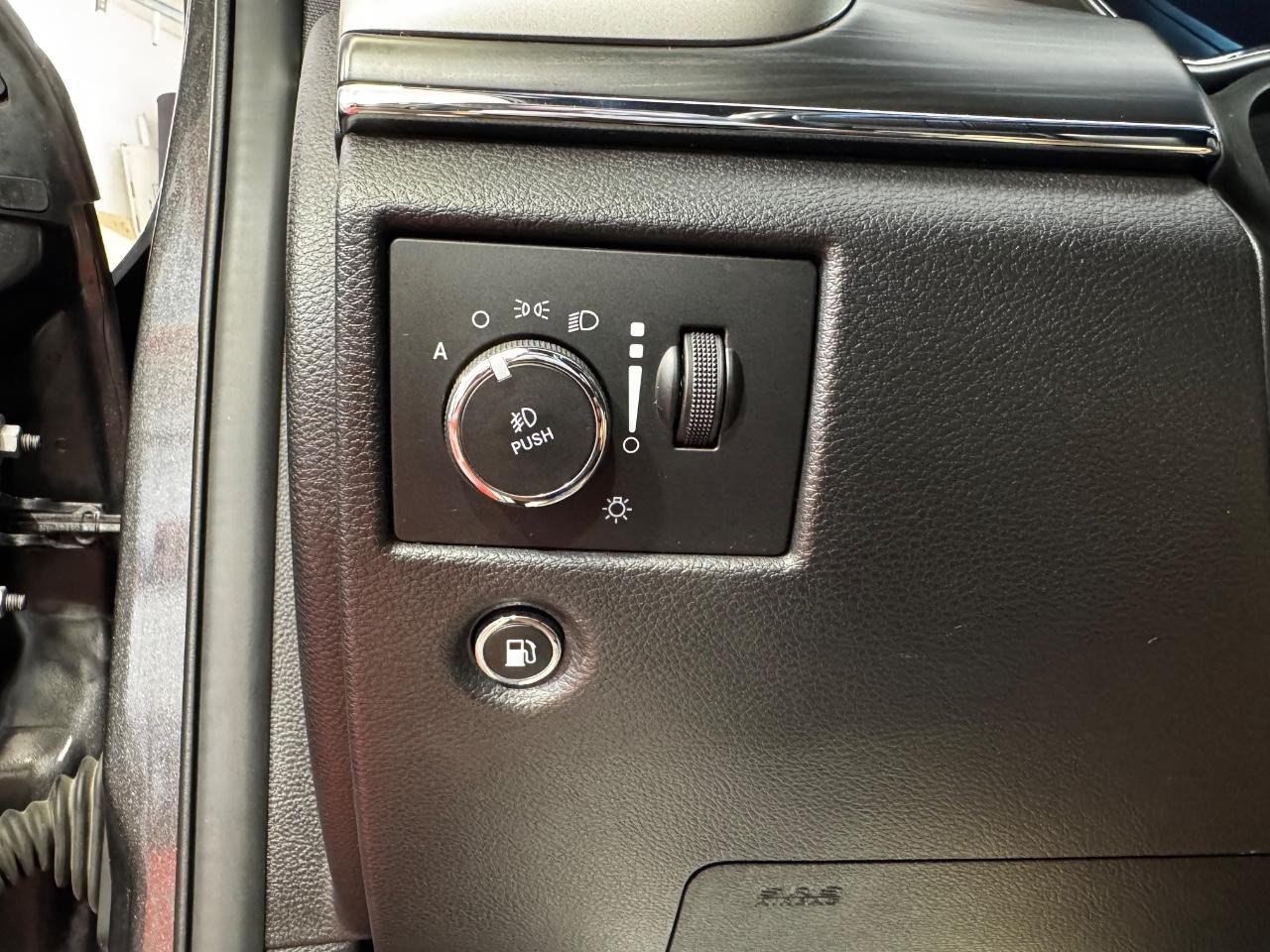 Used 2020 Jeep Grand Cherokee Limited AWD/4WD image 17