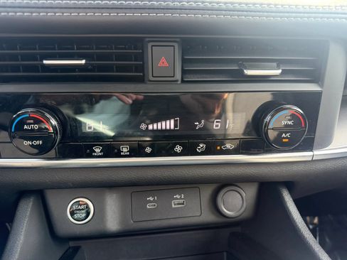 Used 2023 Nissan Rogue SV AWD/4WD image 15