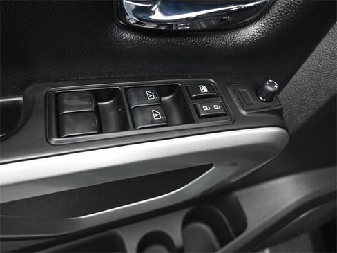 Used 2018 Nissan Titan SV image 13