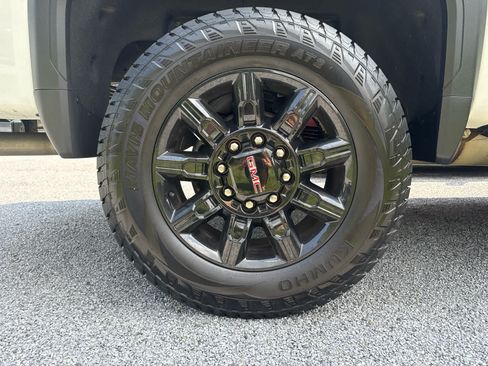 Used 2024 GMC Sierra 2500 AT4 w/ Technology Package AWD/4WD image 9