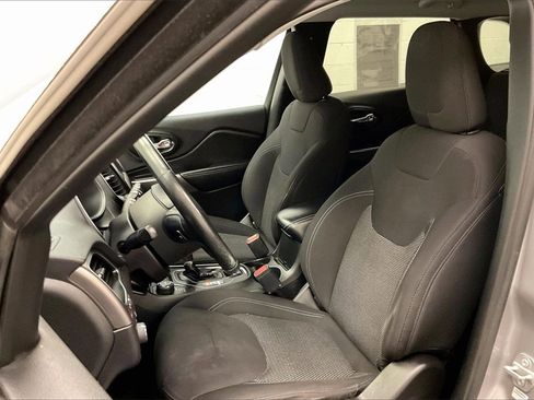 Used 2020 Jeep Cherokee Latitude w/ Cold Weather Group image 15