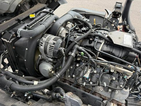 Used 2019 Isuzu NPR image 19