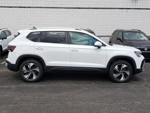 New 2026 Volkswagen Taos SE AWD/4WD image 2
