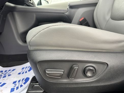 Used 2023 Toyota Sienna Limited image 12