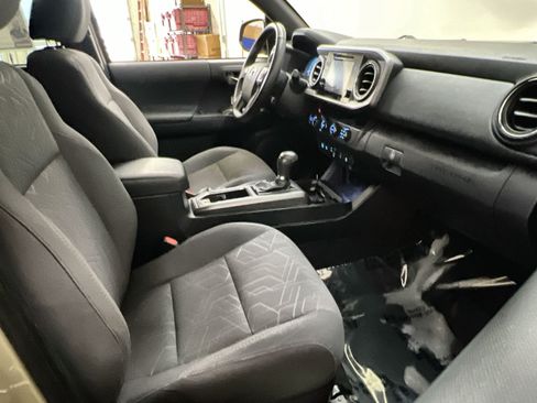 Used 2018 Toyota Tacoma TRD Off-Road w/ Technology Package AWD/4WD image 25