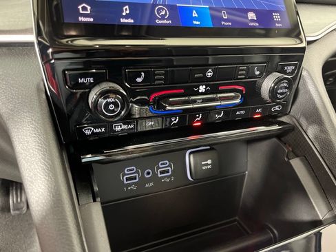 Used 2023 Jeep Grand Cherokee Limited RWD image 31