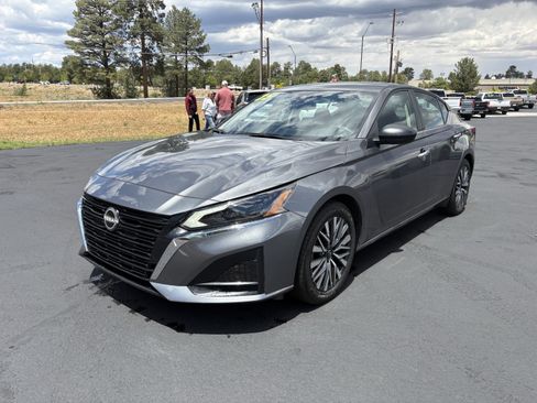 Used 2025 Nissan Altima 2.5 SV FWD image 6