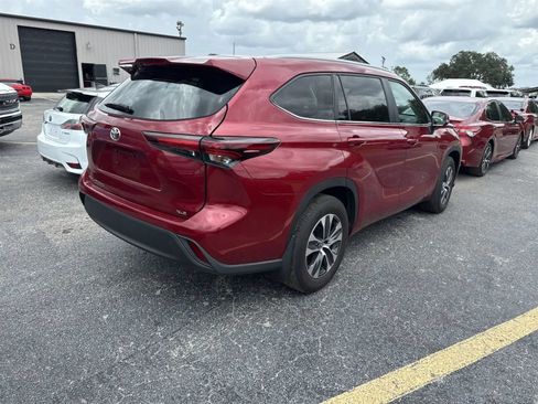 Used 2024 Toyota Highlander XLE FWD image 3
