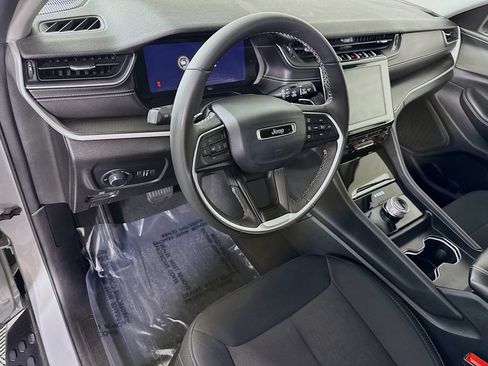 Used 2023 Jeep Grand Cherokee Laredo w/ Luxury Tech Group I AWD/4WD image 19