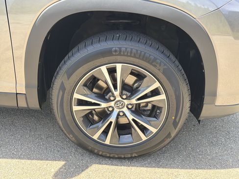 Used 2019 Toyota Highlander LE FWD image 12