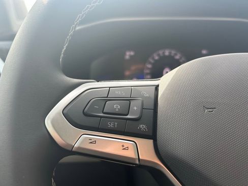 New 2025 Volkswagen Taos SE w/ Panoramic Sunroof Package image 17