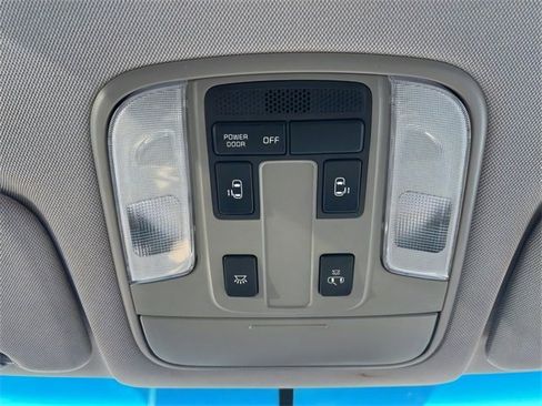 Used 2018 Kia Sedona LX image 15