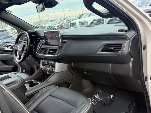 Used 2023 GMC Yukon XL SLT image 15