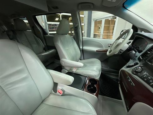 Used 2011 Toyota Sienna XLE w/ Premium Pkg image 26