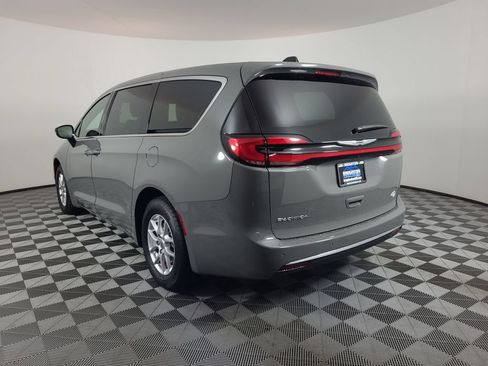 Used 2025 Chrysler Pacifica Select FWD image 5