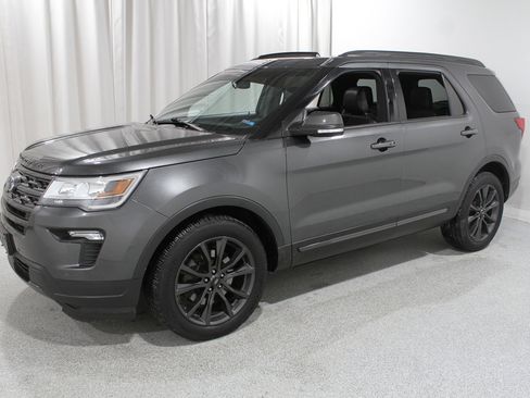 Used 2018 Ford Explorer XLT w/ Equipment Group 202A image 3