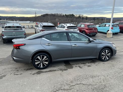 Used 2019 Nissan Altima 2.5 SV image 9