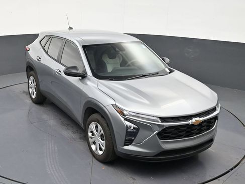 Used 2025 Chevrolet Trax LS FWD image 18