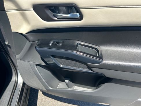 Used 2022 Nissan Pathfinder SV w/ SV Premium Package FWD image 16
