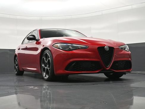 Used 2025 Alfa Romeo Giulia w/ Veloce Package Rwd image 30