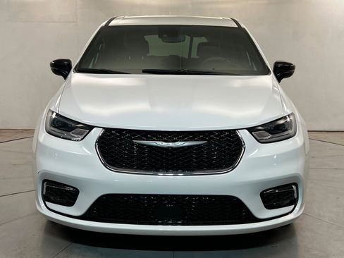 Certified 2025 Chrysler Pacifica Select FWD image 8