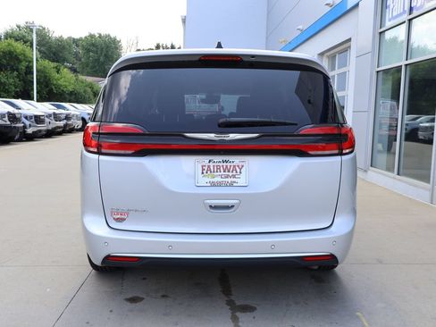 Used 2024 Chrysler Pacifica Touring-L FWD image 9