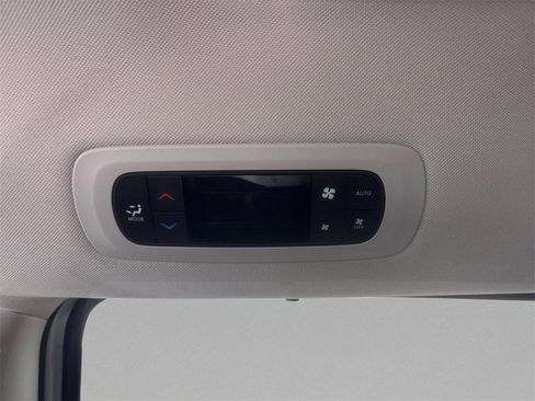 Used 2023 Chrysler Pacifica Touring-L image 11