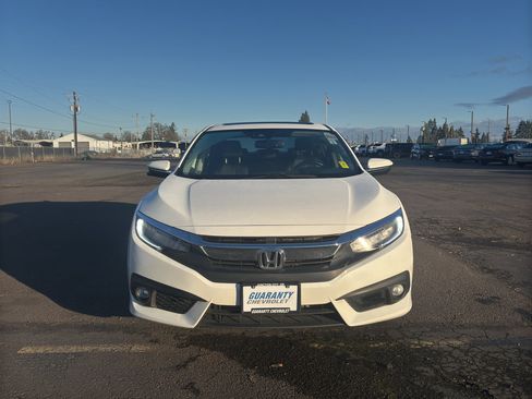 Used 2018 Honda Civic Touring image 2
