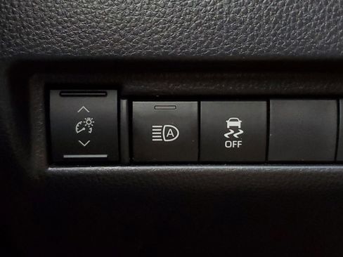 Used 2022 Toyota Venza LE image 32