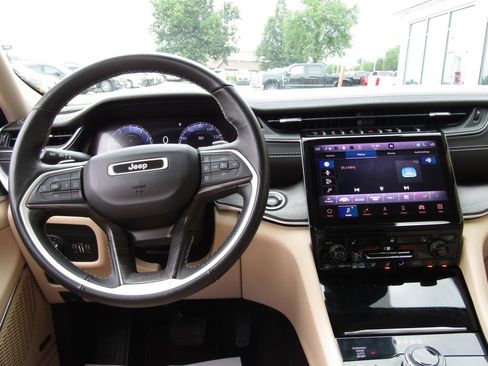 Used 2022 Jeep Grand Cherokee L Limited AWD/4WD image 5