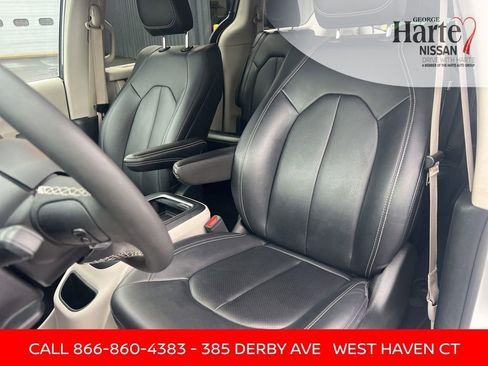 Used 2024 Chrysler Pacifica Touring-L image 26