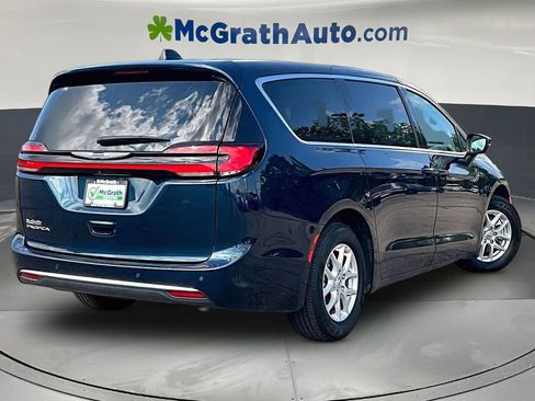 Used 2023 Chrysler Pacifica Touring-L FWD image 7
