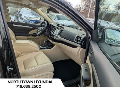 Used 2019 Toyota Highlander XLE image 41