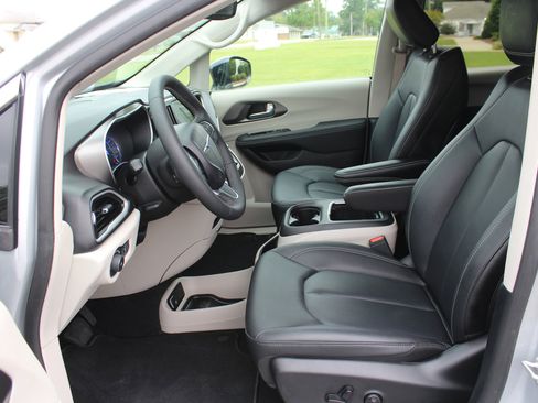 Used 2024 Chrysler Pacifica Select image 24