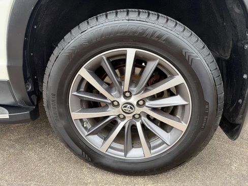 Used 2019 Toyota Highlander XLE FWD image 44