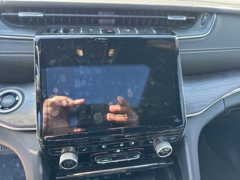 Used 2022 Jeep Grand Cherokee Overland w/ Luxury Tech Group IV image 14