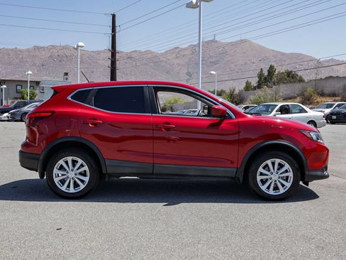 Used 2018 Nissan Rogue Sport S w/ S Appearance Package FWD image 3