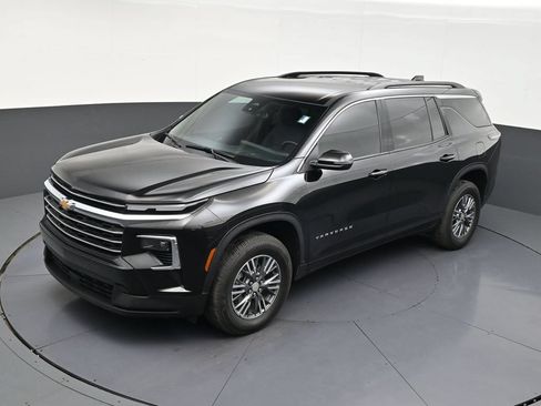Used 2025 Chevrolet Traverse LT FWD image 9