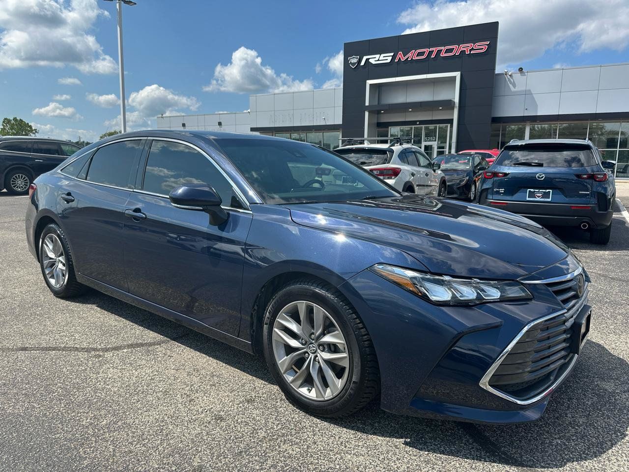 Used 2019 Toyota Avalon XLE FWD image 1