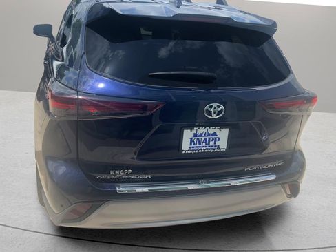 Used 2025 Toyota Highlander Platinum AWD/4WD image 3