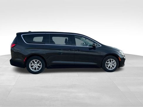 Used 2023 Chrysler Pacifica Touring-L image 6